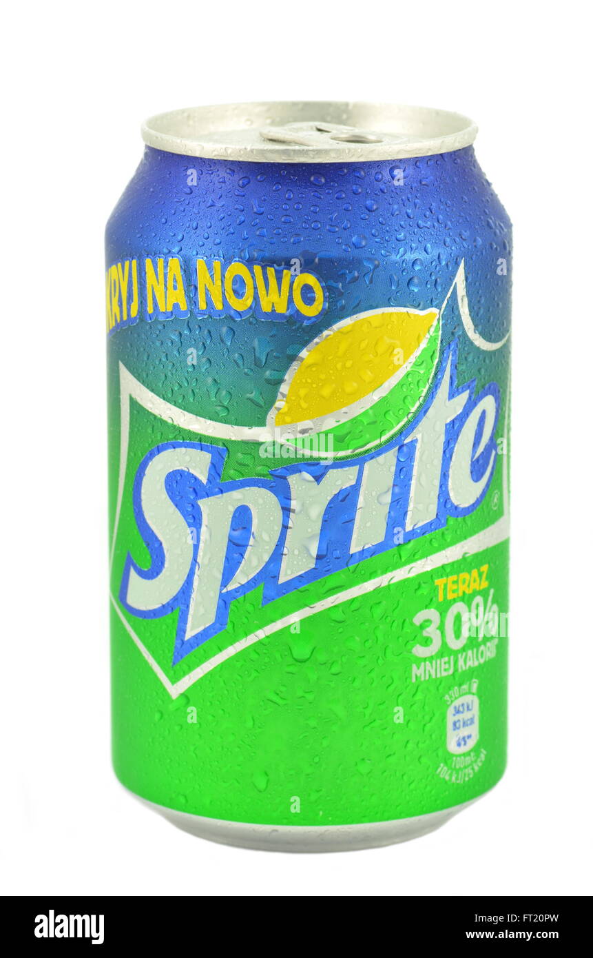 Sprite-Getränk in der Dose auf dem Eis isoliert auf weißem Hintergrund Stockfoto