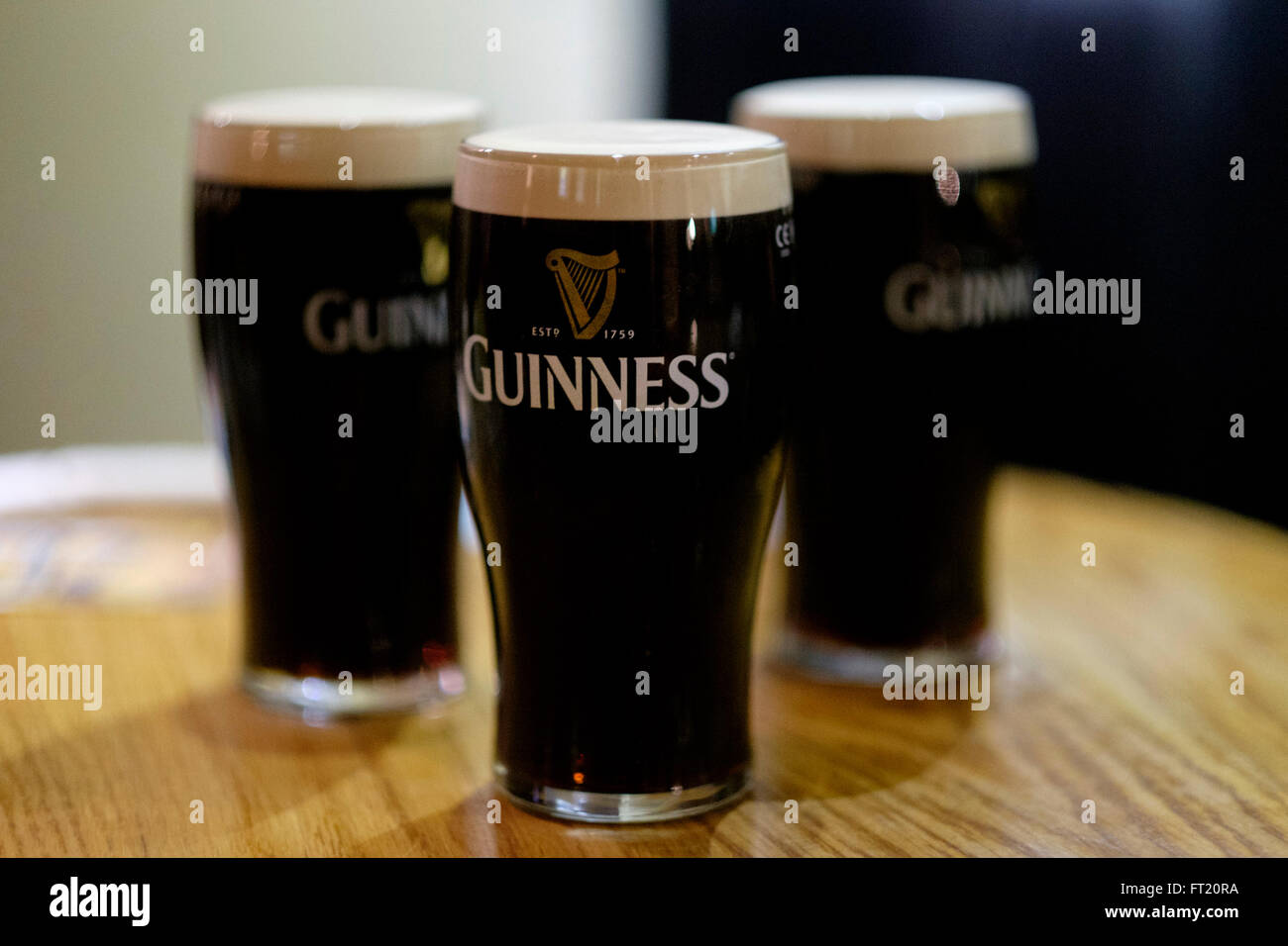 Drei Pints Guinness Bier Stockfoto