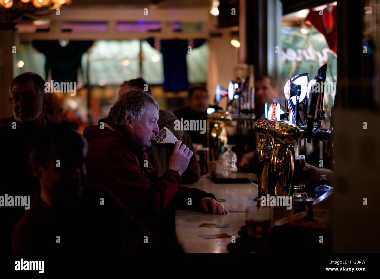 Mann mittleren Alters, trinken einen Pint Bier in einem pub Stockfoto