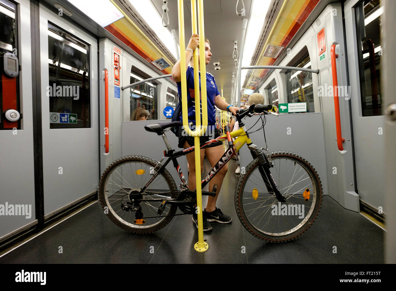 Junge Frau fahren die U-Bahn u-Bahn u-Bahn mit dem Fahrrad in Wien,  Austria, Europe Stockfotografie - Alamy