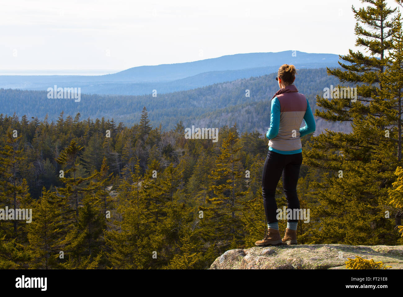 Ein Wanderer findet in der Ansicht von einem Berg Aussichtspunkt im Acadia National Park, Mount Desert Island, Maine. Stockfoto