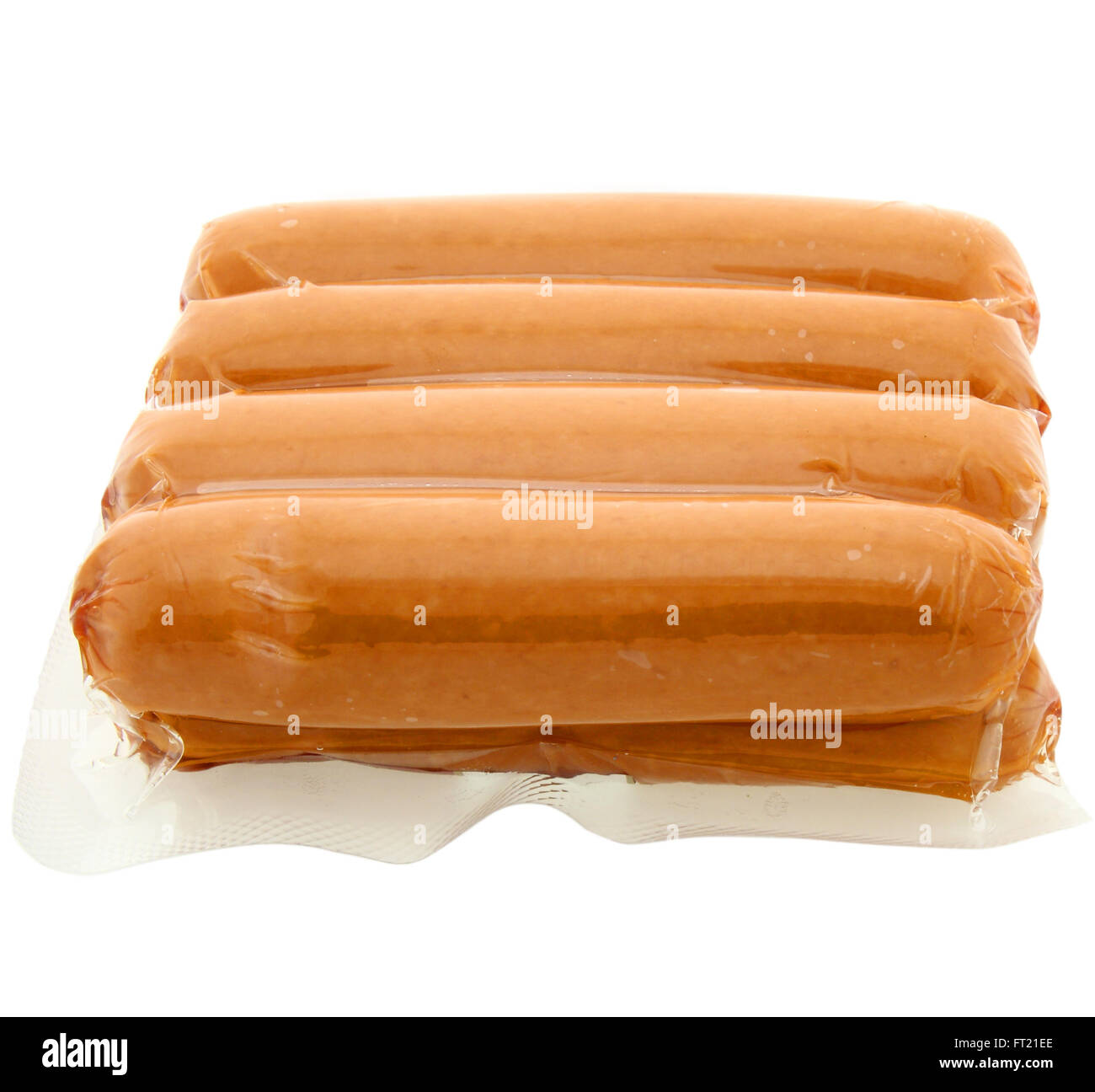eine Packung von rohen Hot Dogs auf weißem Hintergrund Stockfoto
