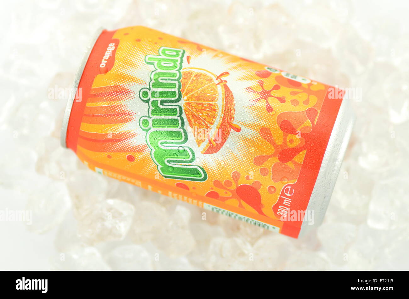 Mirinda Getrank In Der Dose Auf Dem Eis Isoliert Auf Weissem Hintergrund Stockfotografie Alamy