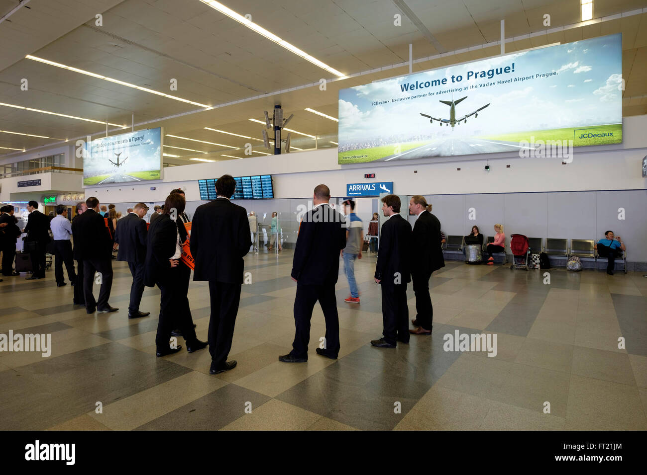 Geschäftsleute in Anzügen auf dem Vaclav Havel Flughafen terminal 1 in Prag, Tschechische Republik, Europa Stockfoto