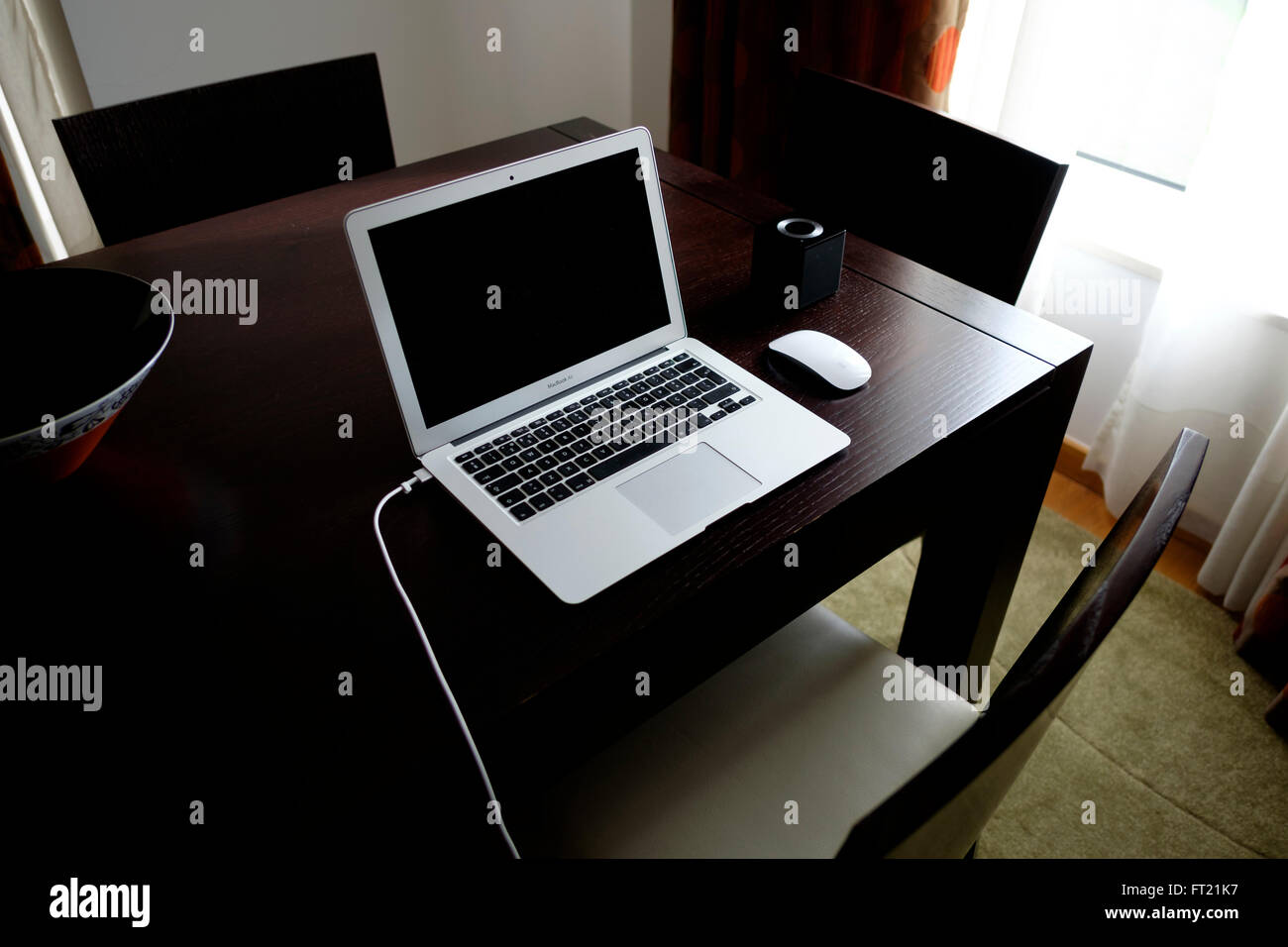 Apple MacBook Air auf dem Schreibtisch zu Hause Stockfoto