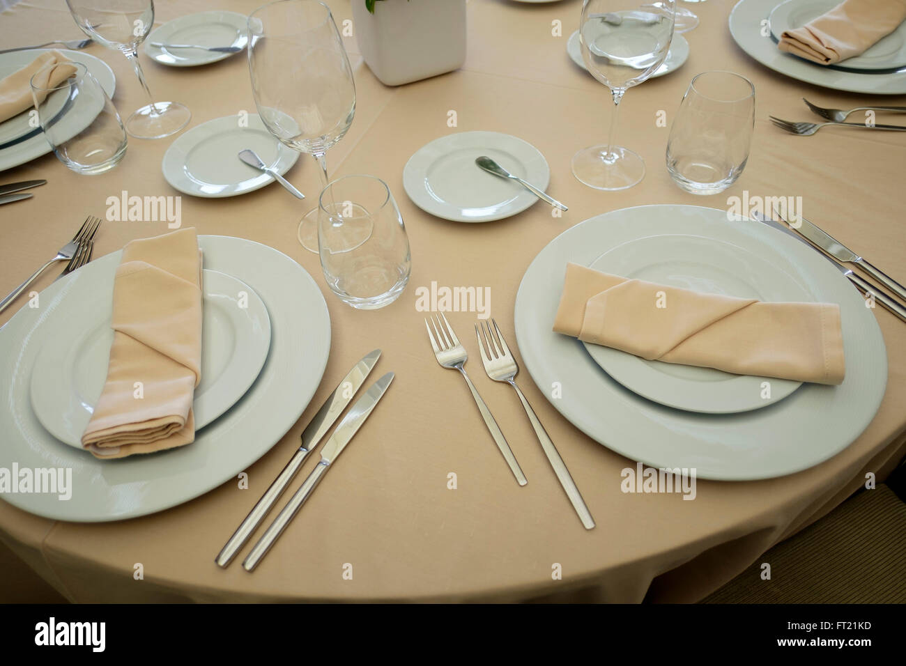 Teller und Besteck im Restaurant der gehobenen Klasse Tabelle Stockfoto