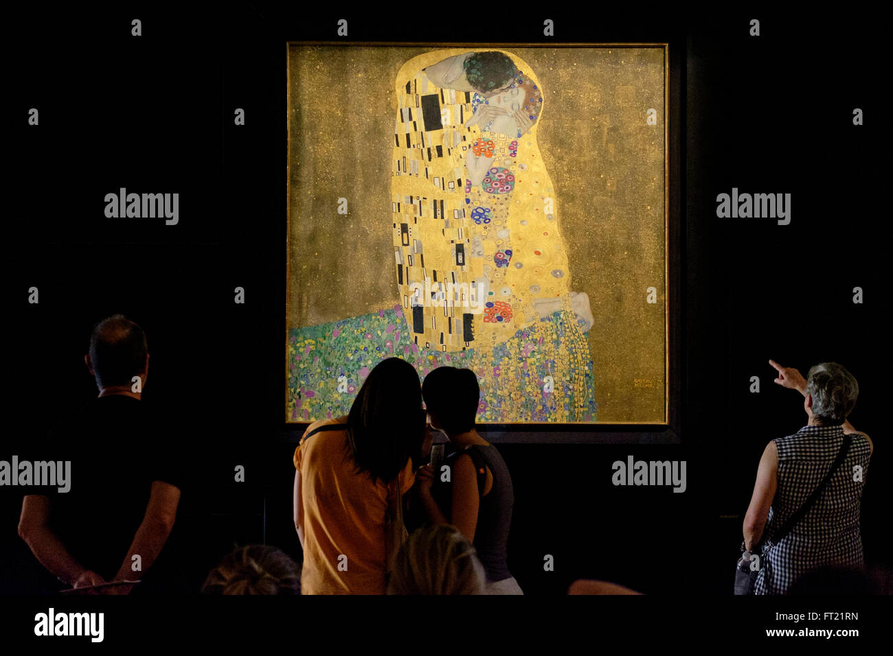 Menschen auf der Suche in 'Der Kuss' Gemälde von Gustav Klimt im Belvedere Museum in Wien, Austria, Europe Stockfoto