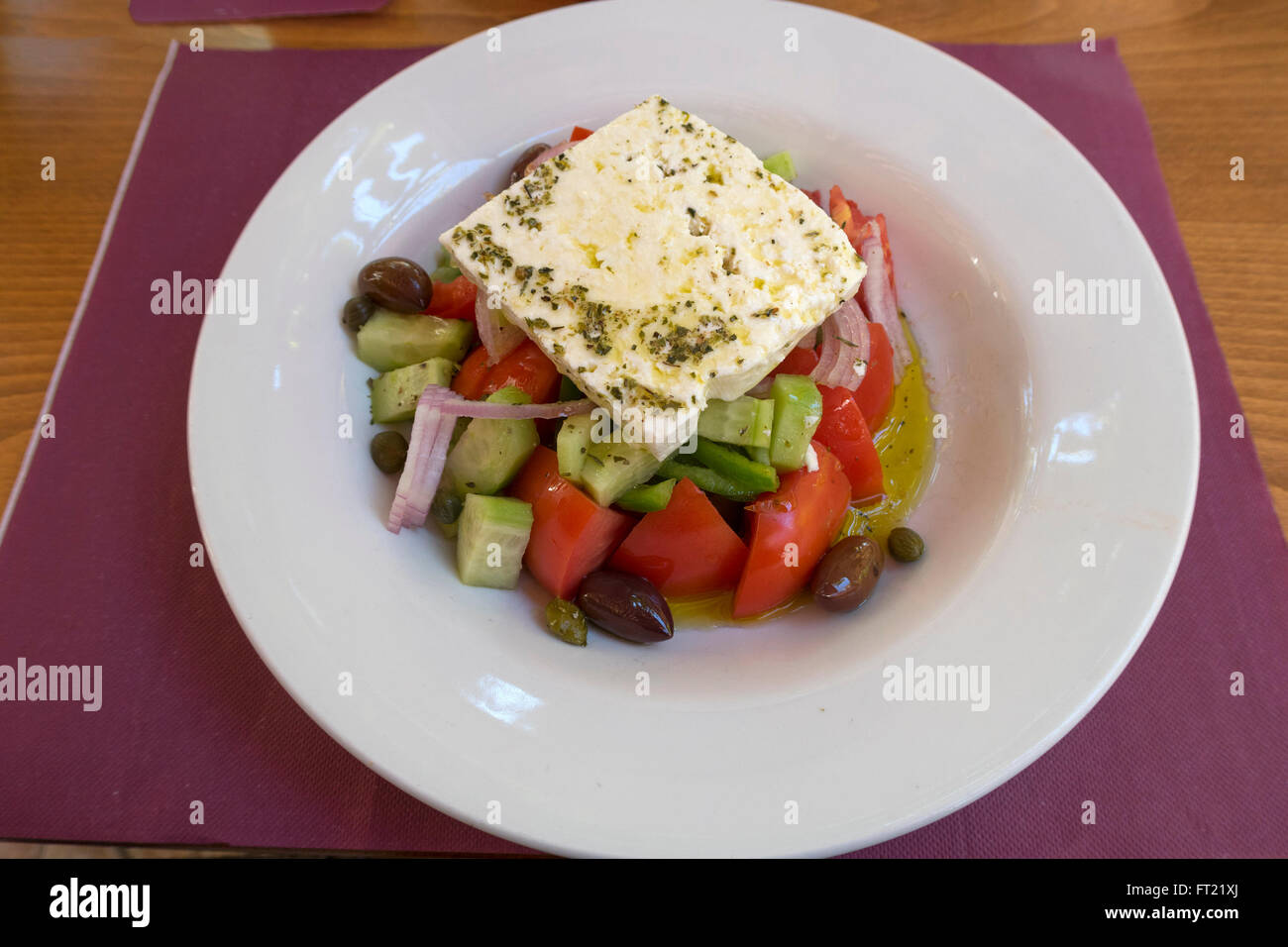 Griechischer Salat mit Käse und Gemüse Stockfoto