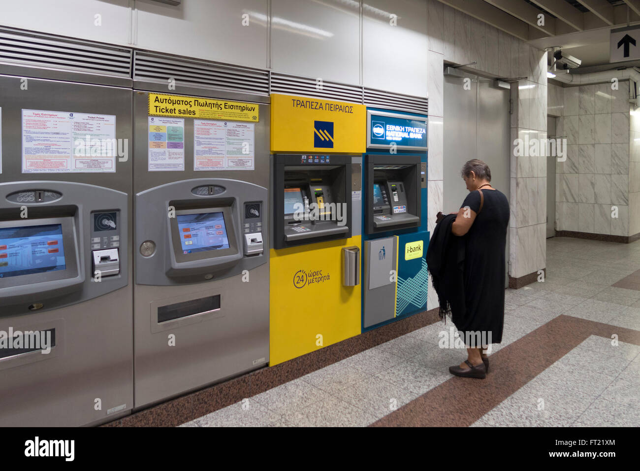 Person kauft Tickets an einer u-Bahnstation in Athen, Griechenland Stockfoto