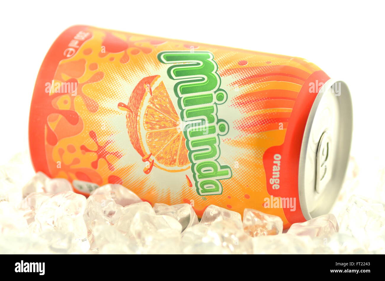 Mirinda Getrank In Der Dose Auf Dem Eis Isoliert Auf Weissem Hintergrund Stockfotografie Alamy