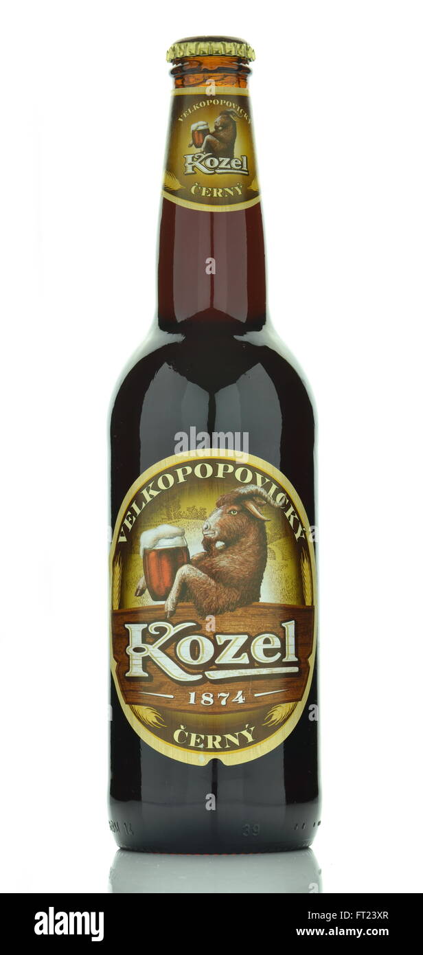 Velkopopovicky Kozel Bier isoliert auf weißem Hintergrund. Stockfoto