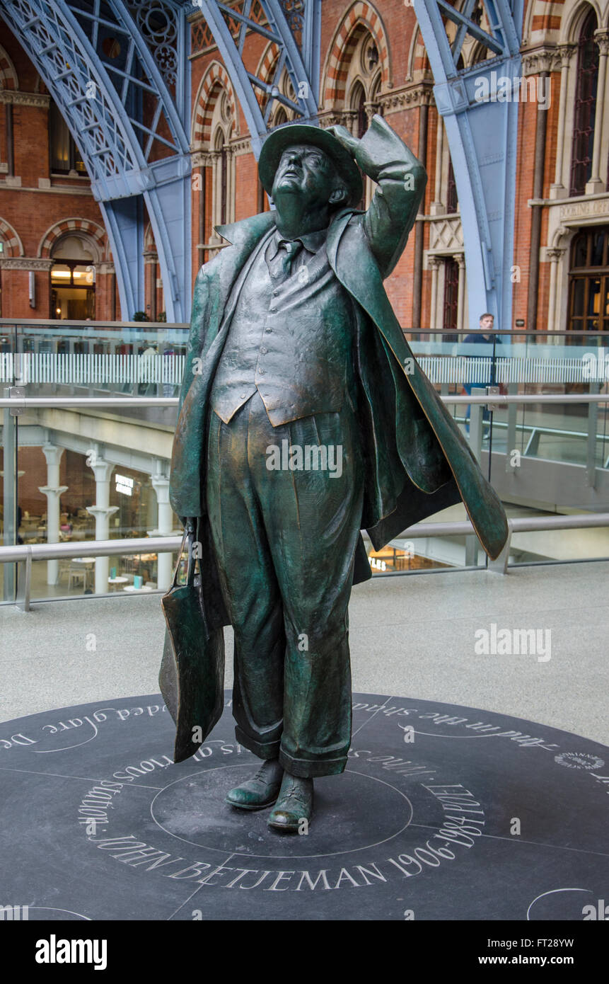 Eine Statue von John Betjeman am Bahnhof St Pancras International. Stockfoto