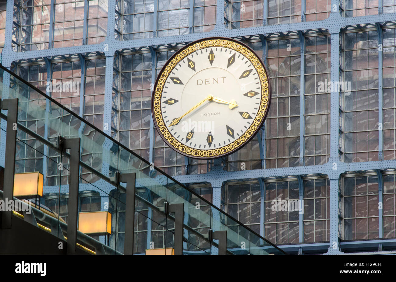 Eine Uhr am Bahnhof von St Pancras International. Stockfoto