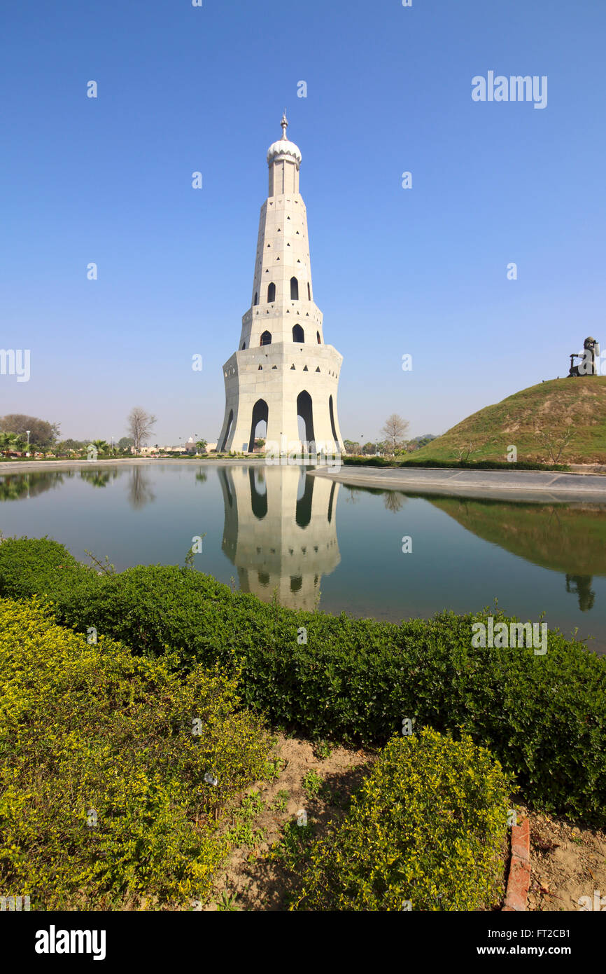 Schöne Denkmal für Baba Banda Singh Bahadur spiegelt sich in den See, inmitten von Landschaftsgärten in Punjab, Indien. Stockfoto