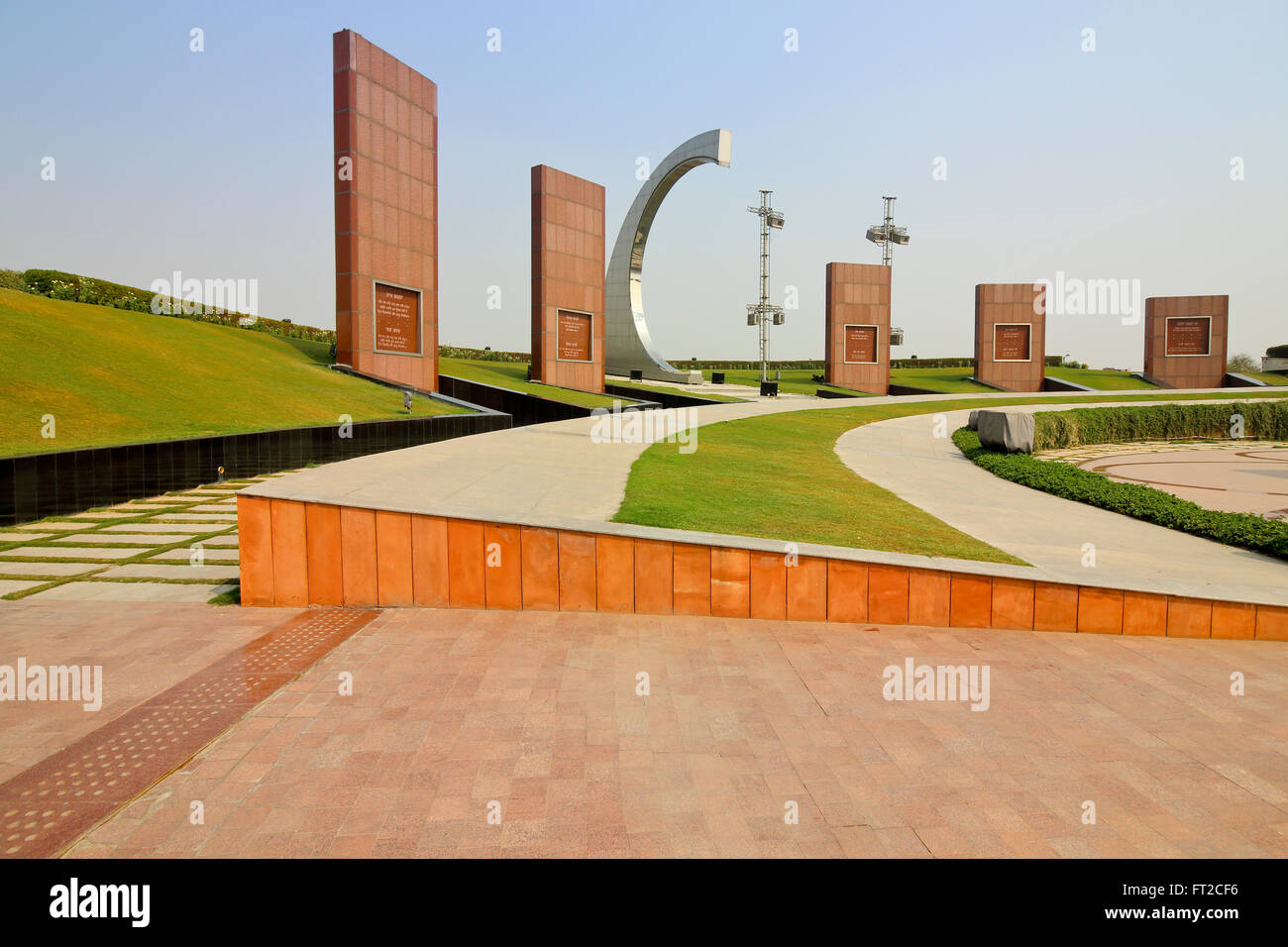 Schönes Denkmal Gärten des neunten Guru Teg Bahadur in der Nähe von Delhi mit modernen Skulpturen und Passagen aus dem heiligen Buch Stockfoto