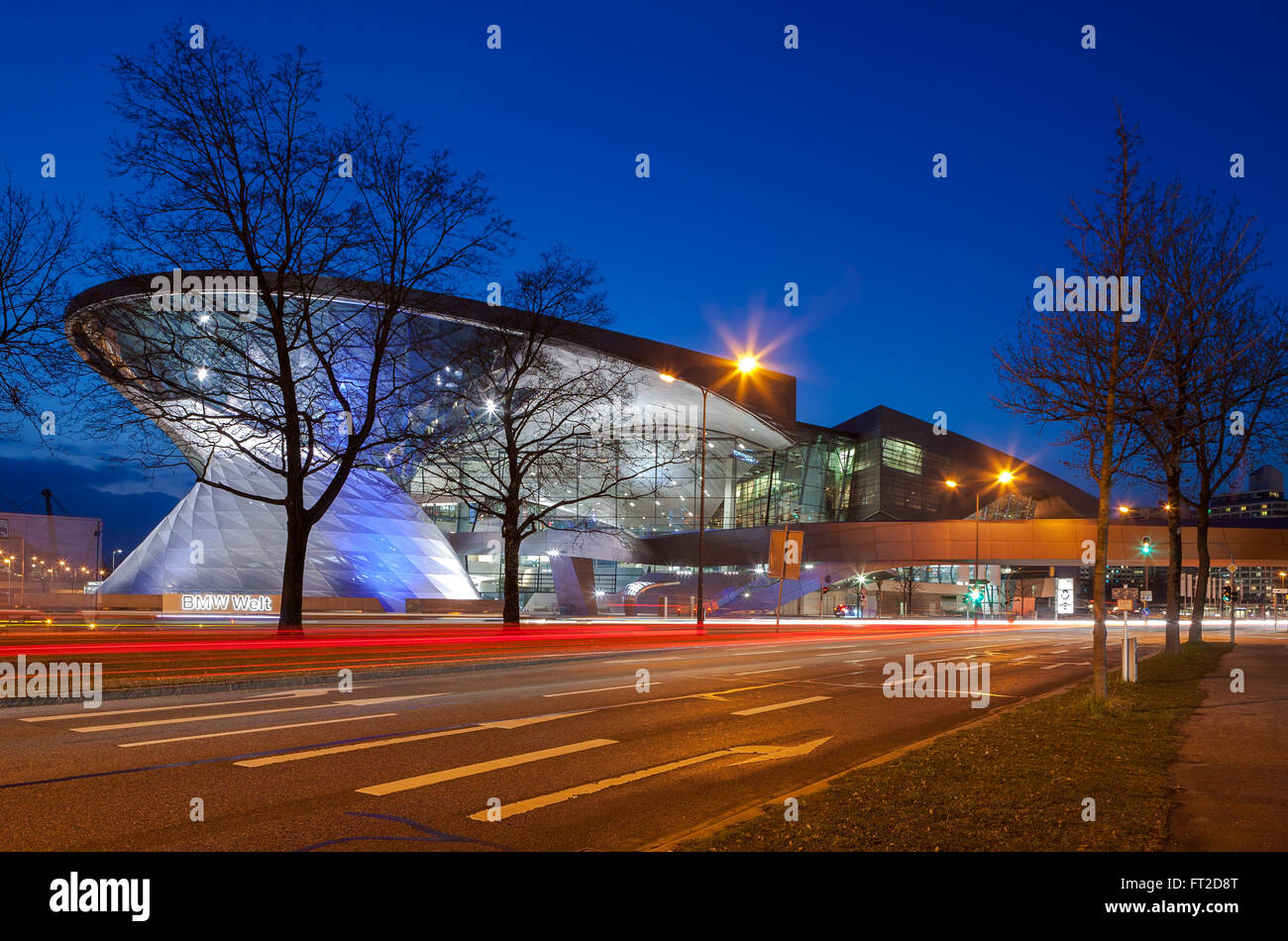 München - 8. März 2016: BMW Welt (BMW Welt) in München in der Nacht, eine multifunktionale Kundenerfahrung und Ausstellung Stockfoto