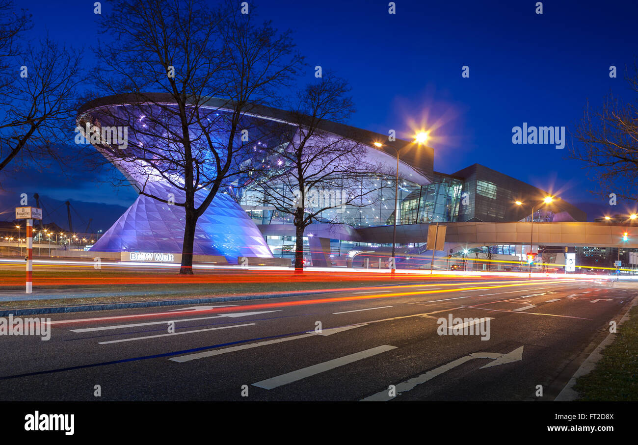 München - 8. März 2016: BMW Welt (BMW Welt) in München in der Nacht, eine multifunktionale Kundenerfahrung und Ausstellung Stockfoto