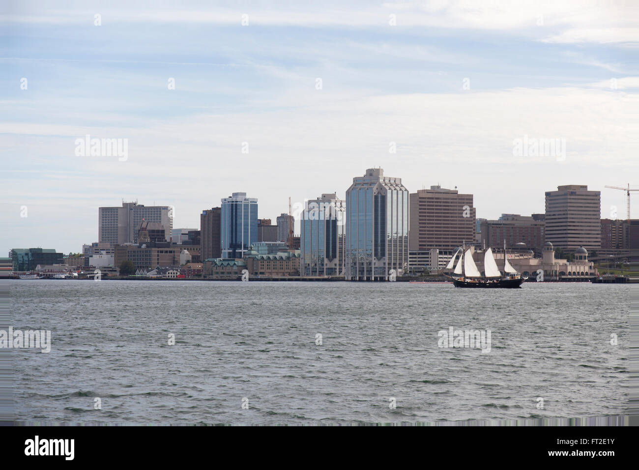 Skyline von Halifax mit Großsegler Stockfoto