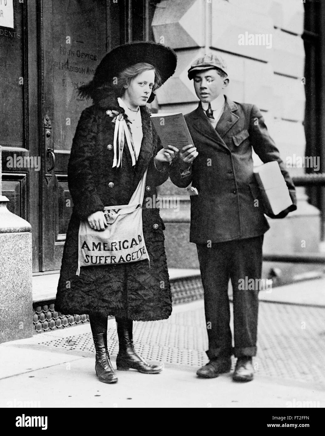 Eine junge 19 jährige amerikanische Frauenrechtlerin, Fay Hubbard, Verkauf von Suffragetten Zeitungen auf den Straßen von New York, Februar 1910. Stockfoto