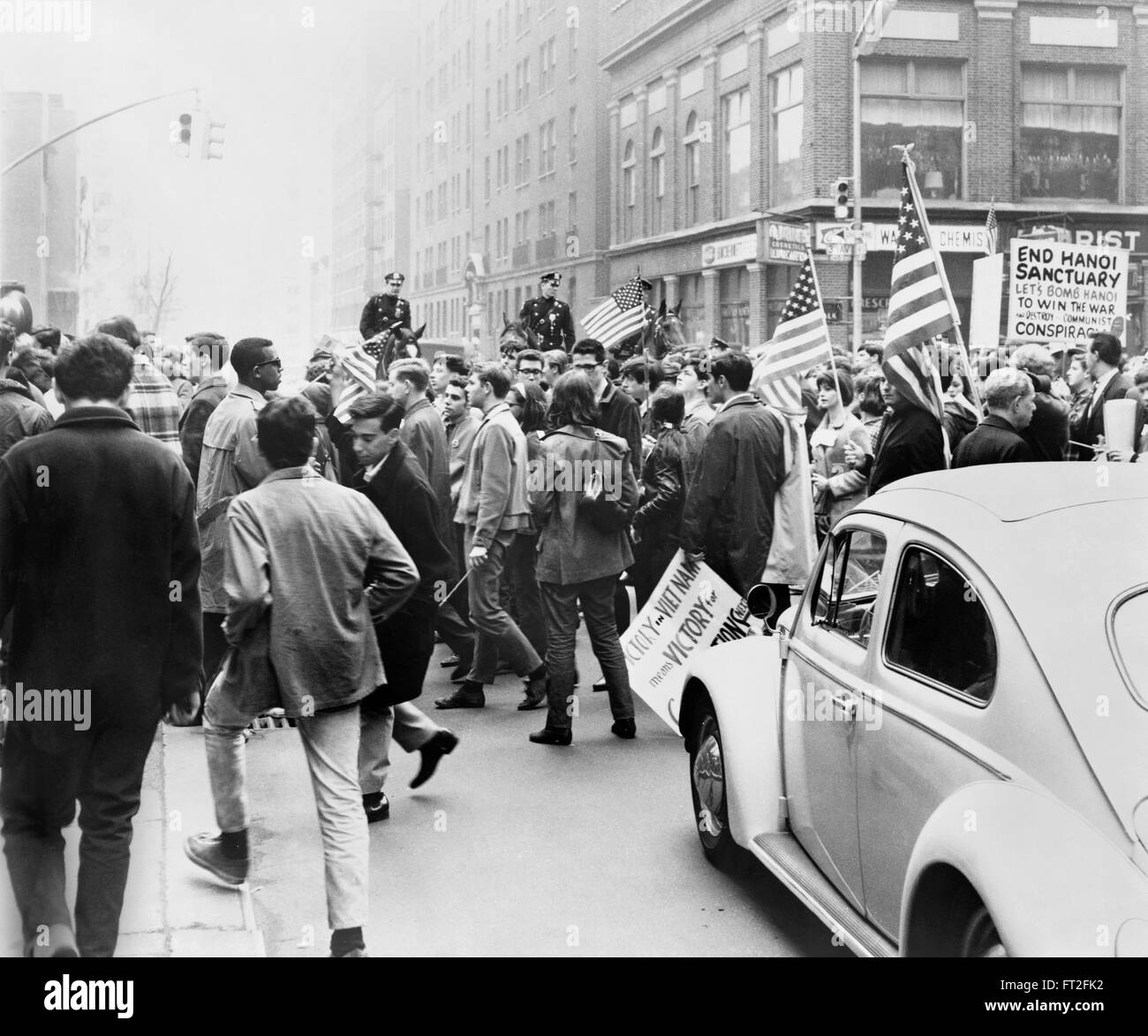 Pro Unterstützer der Vietnam-Krieg auf den Straßen von New York. Foto von Matthew Black, 1967 Stockfoto