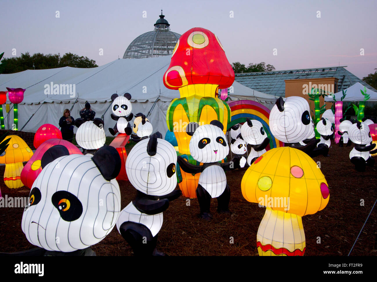 Ein Spielplatz der glühenden Pandas und Pilze in New Orleans City Park China Lights aufweisen, 2016. Stockfoto