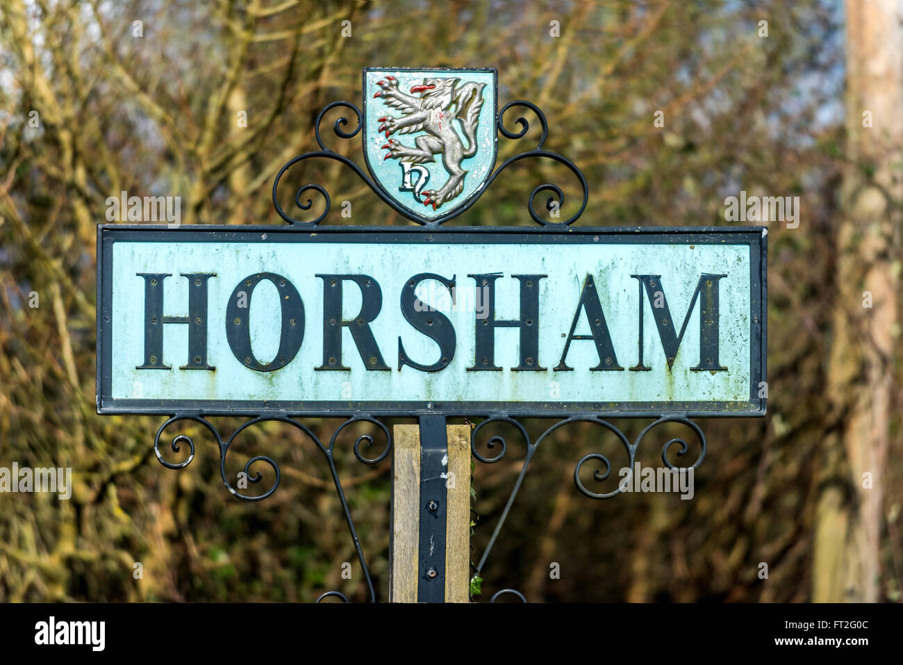 Dekorative Willkommensschild an die Stadt Horsham. Stockfoto