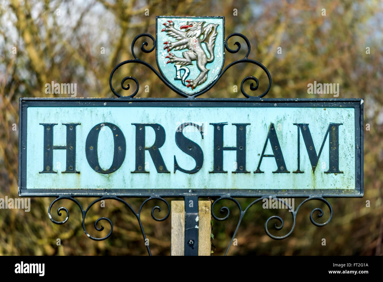 Dekorative Willkommensschild an die Stadt Horsham. Stockfoto