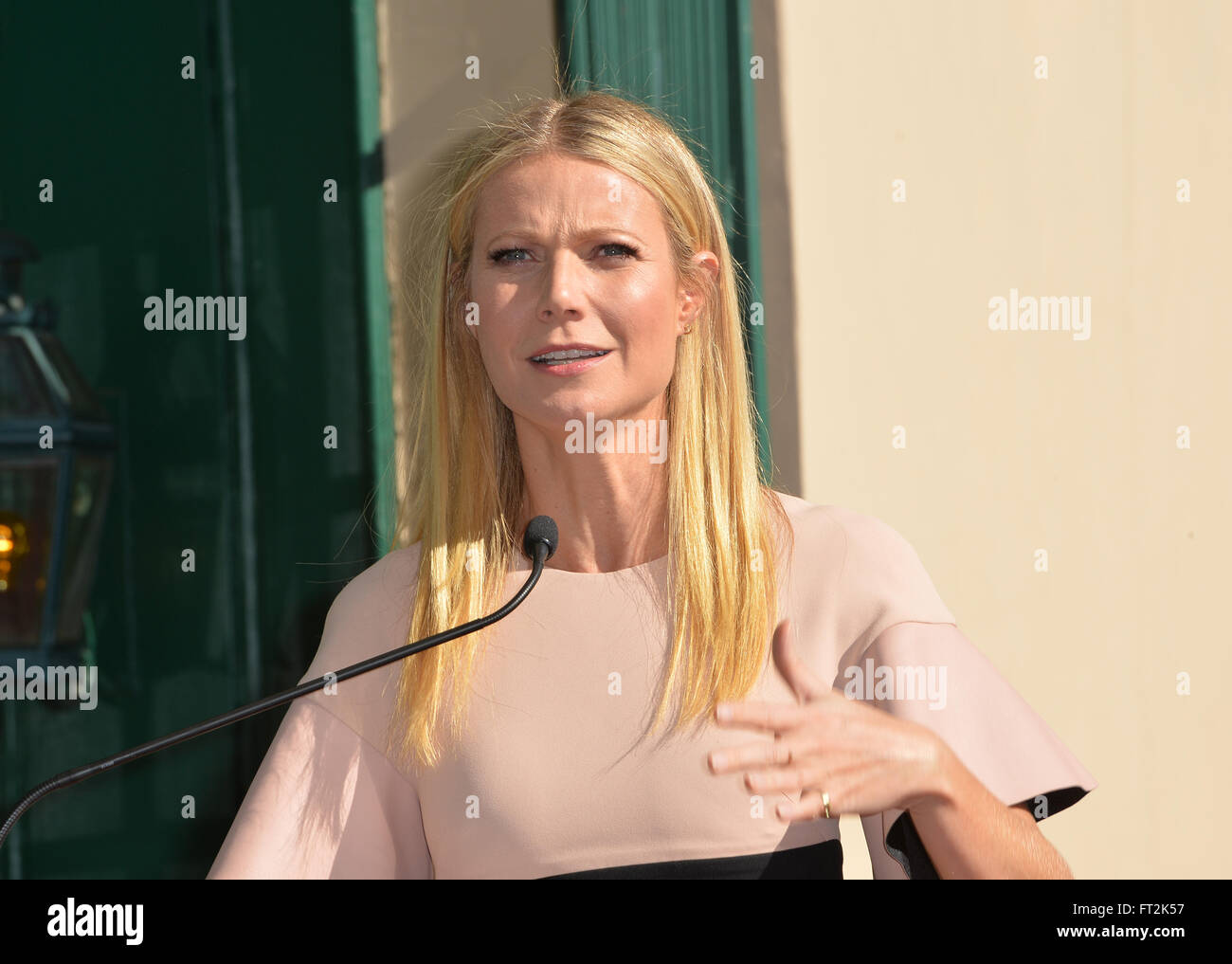 LOS ANGELES, CA - 8. Dezember 2015: Schauspielerin Gwyneth Paltrow auf dem Hollywood Boulevard, wo Rob Lowe mit dem 2,567th Stern auf dem Hollywood Walk of Fame geehrt wurde. Stockfoto