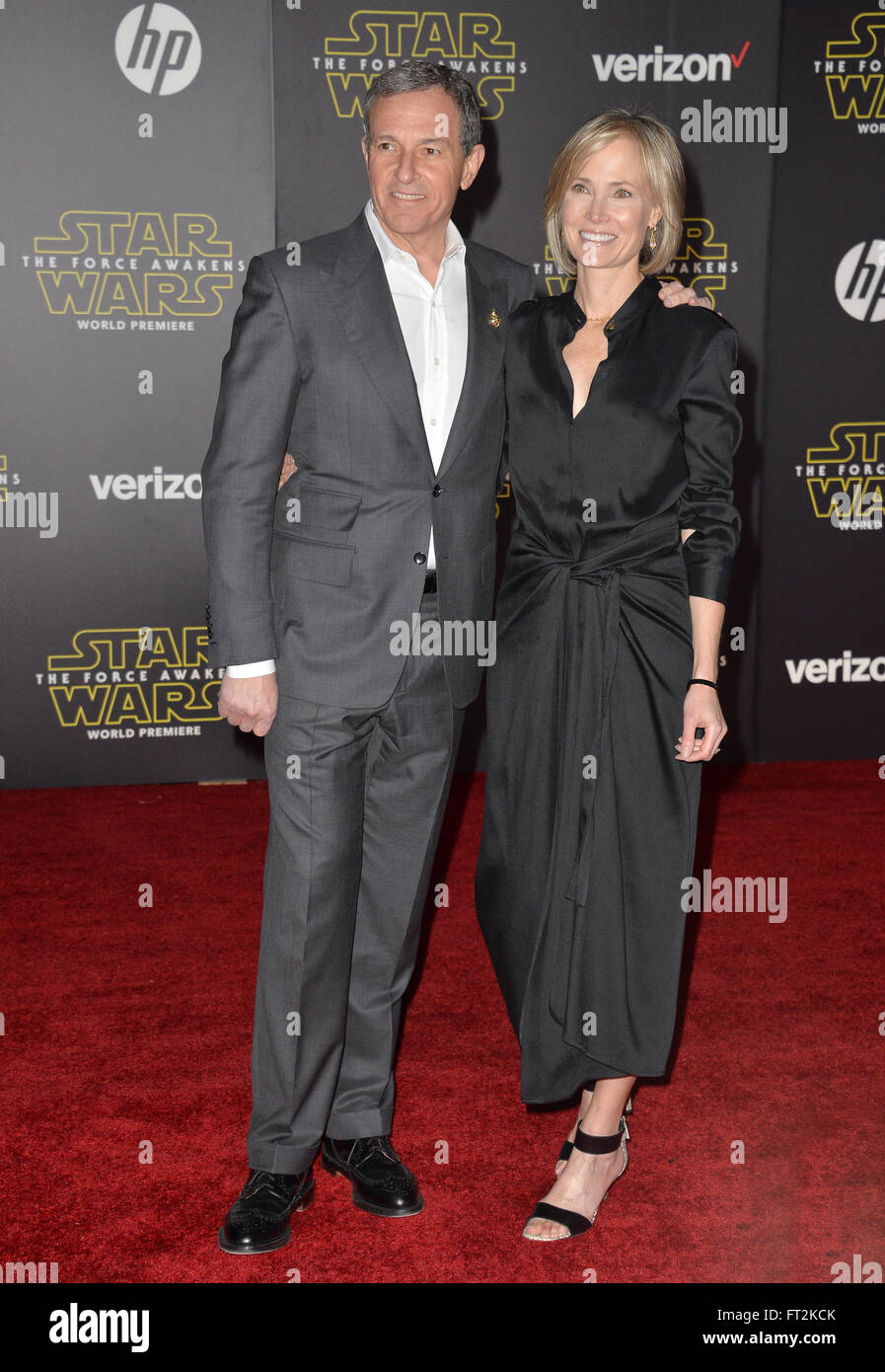 LOS ANGELES, CA - 14. Dezember 2015: Disney-Chef Robert Iger & Frau Willow Bay bei der Welt-von Premiere "Star Wars: das Erwachen der Macht auf dem Hollywood Boulevard Stockfoto