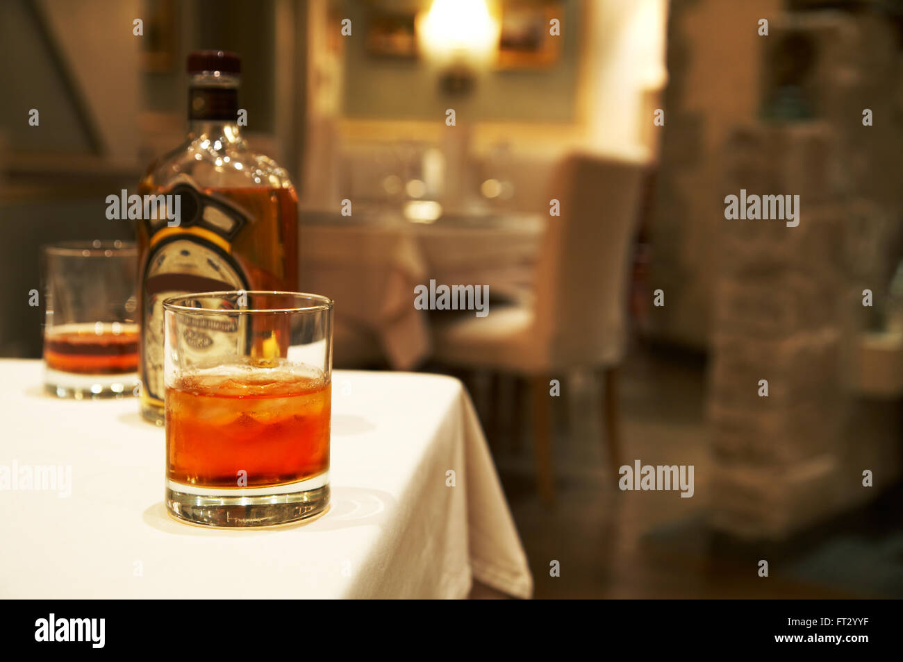 Zwei Gläser von Whisky und eine Flasche auf einem Tisch im restaurant Stockfoto