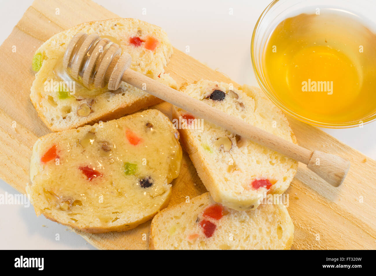 Früchtebrot und Honig auf weiß. Gesunde Süße Jause Stockfoto