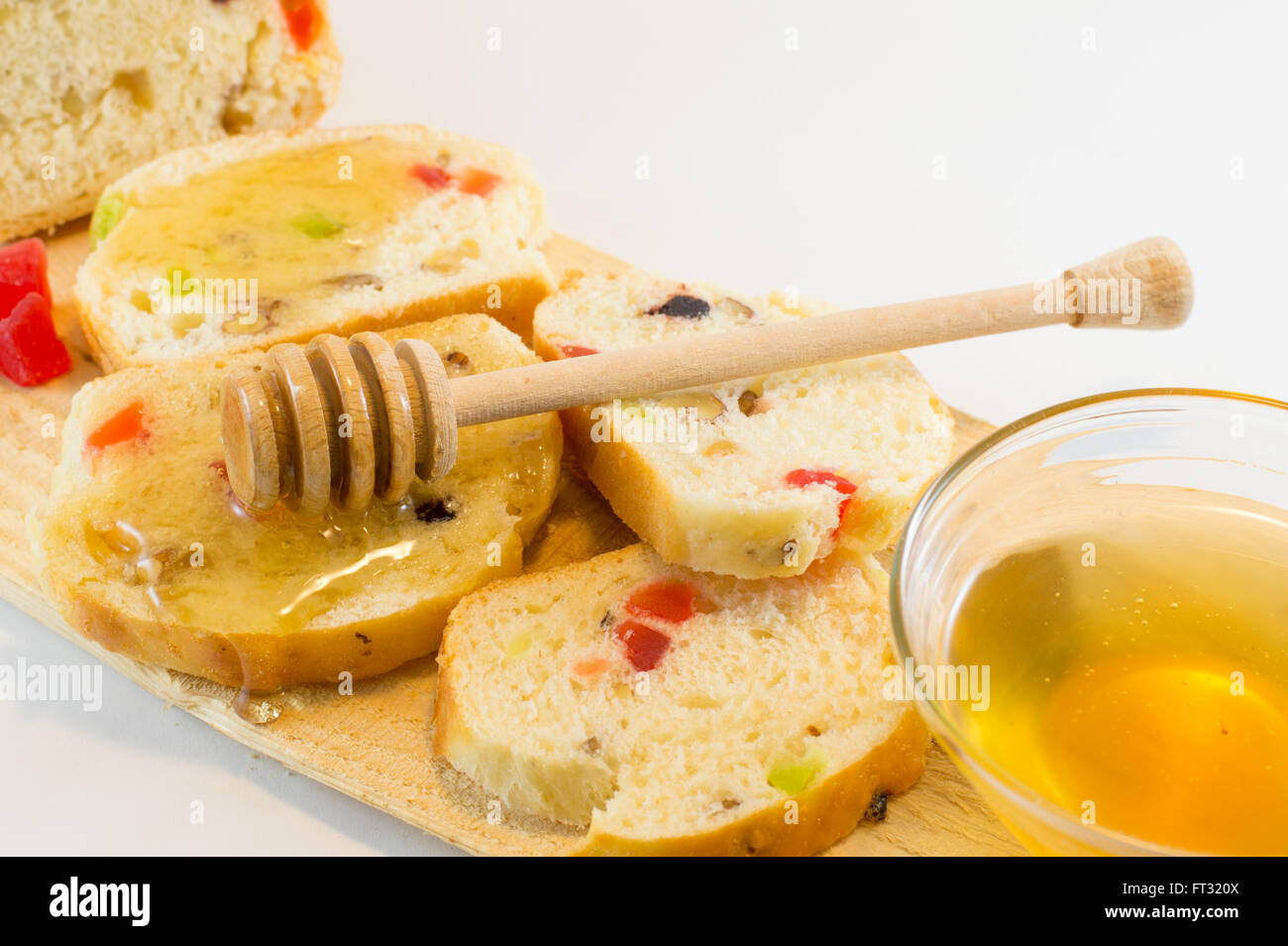 Früchtebrot und Honig auf weiß. Gesunde Süße Jause Stockfoto