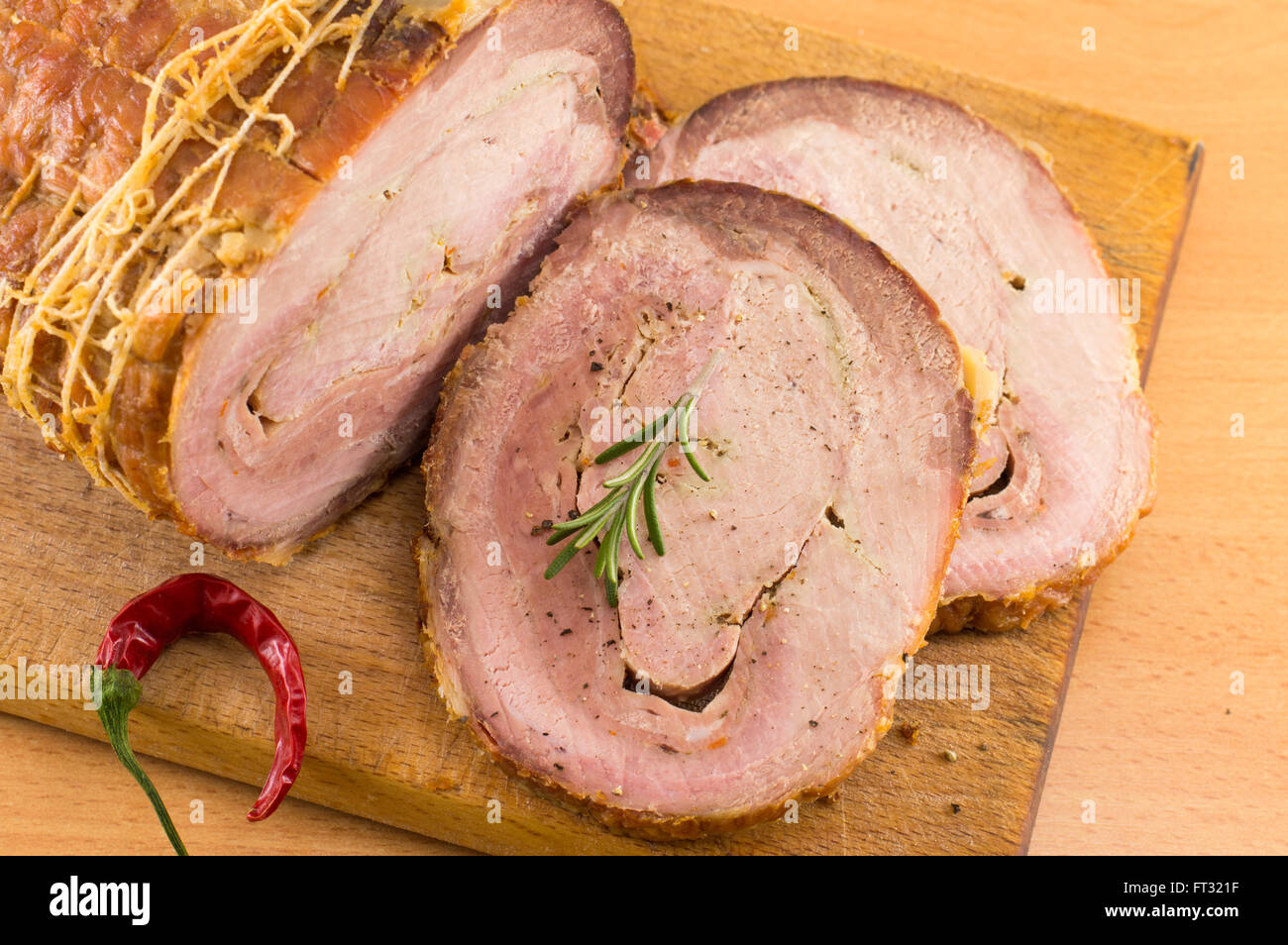 Gebratenes Schweinefleisch auf ein Schneidebrett gerollt Stockfoto