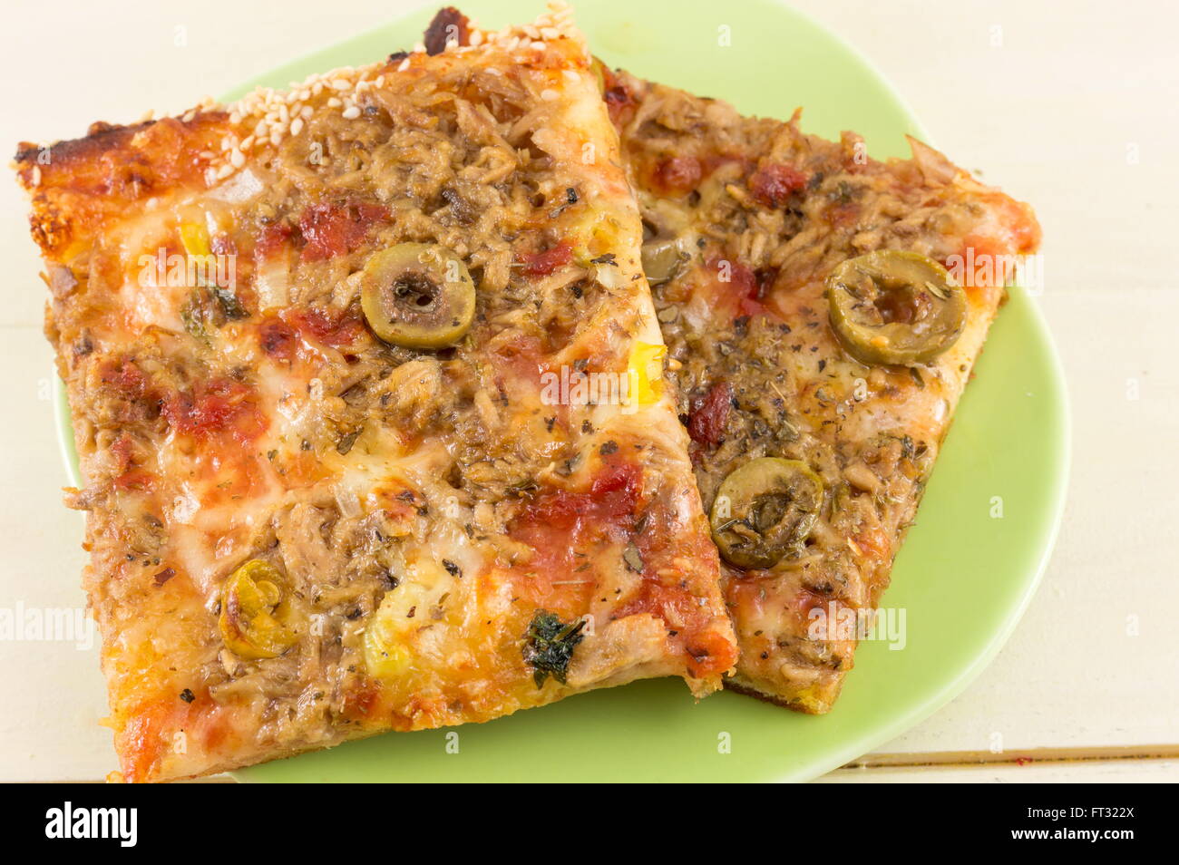 Zwei Pizzastücke auf auf dem Silbertablett serviert Stockfoto
