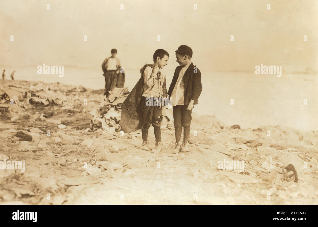 Zwei jungen Kommissionierung über Müll Dump, Boston, Massachusetts, USA, ca. 1909 Stockfoto