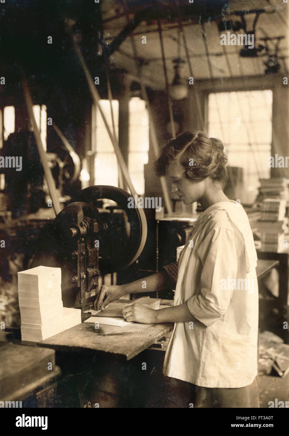 Junge Teen Girl Stanzen Karten an Index Card Company, Boston, Massachusetts, USA, ca. 1917 Stockfoto