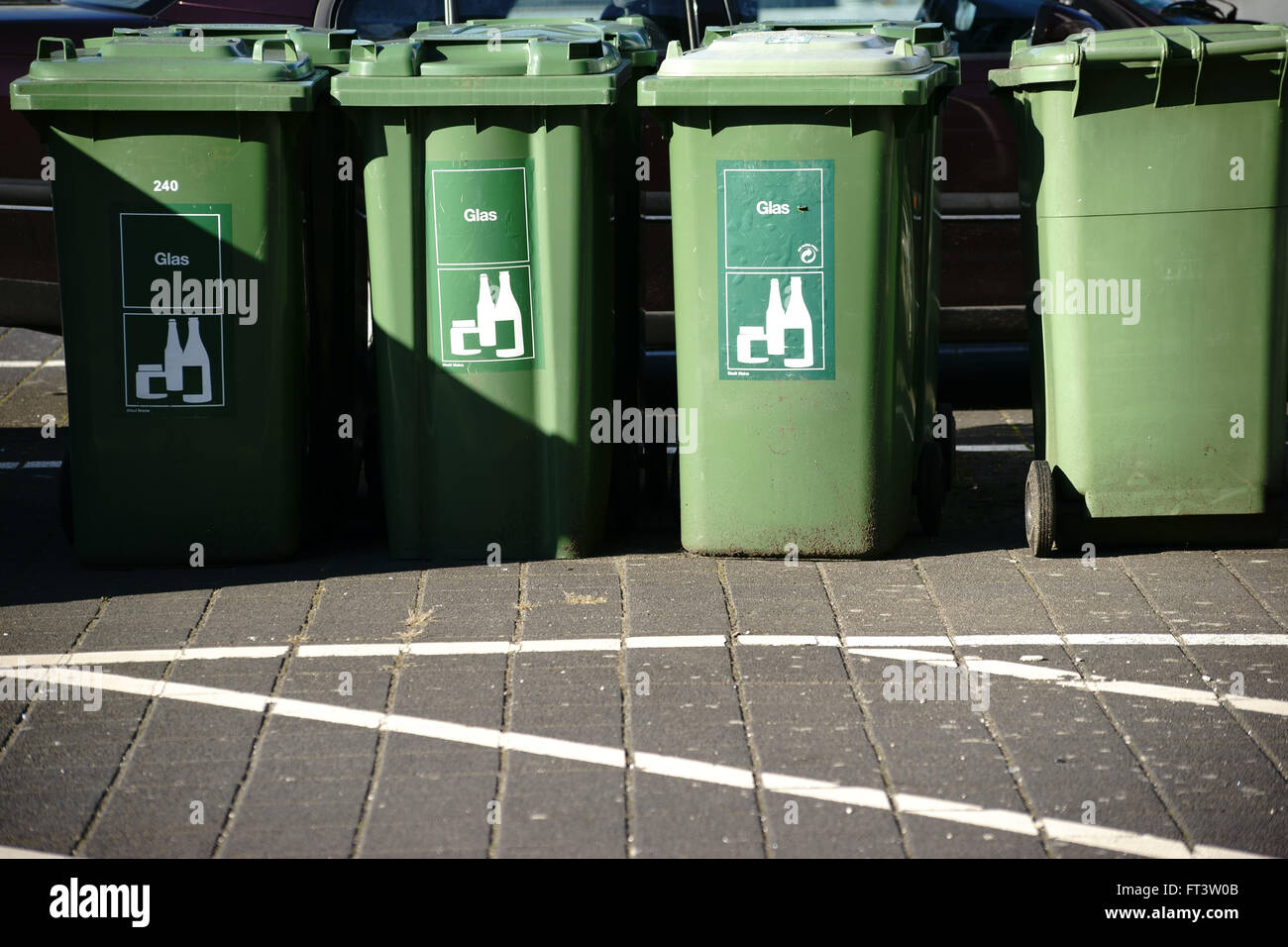 Grünen Müllcontainer verschwenden Glas Stockfoto