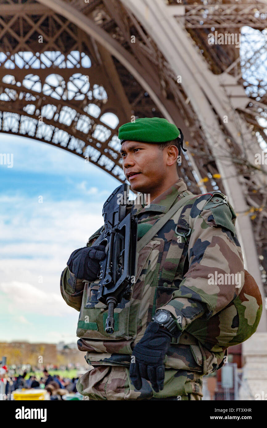 Französische Armee Soldat bewacht den Eiffelturm in Paris, Frankreich