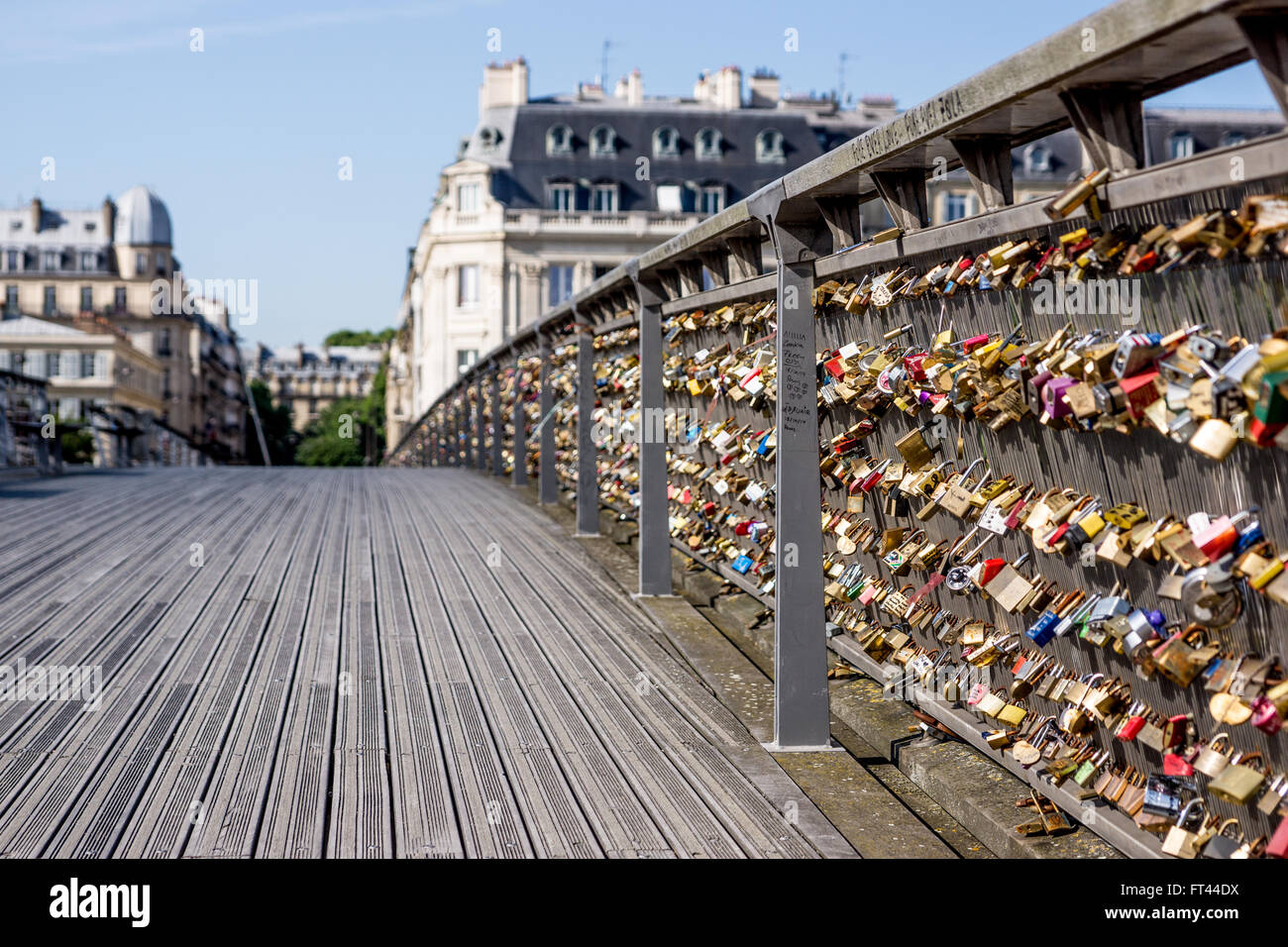 Liebesschlösser auf der Brücke Pont de Arts in Paris mit niedrigen Sicht Stockfoto