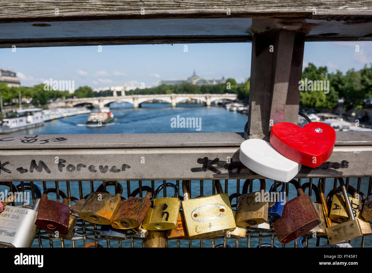 Liebesschlösser auf Paris Brücke Pont de Art mit Blick auf Fluss und Brücken Stockfoto