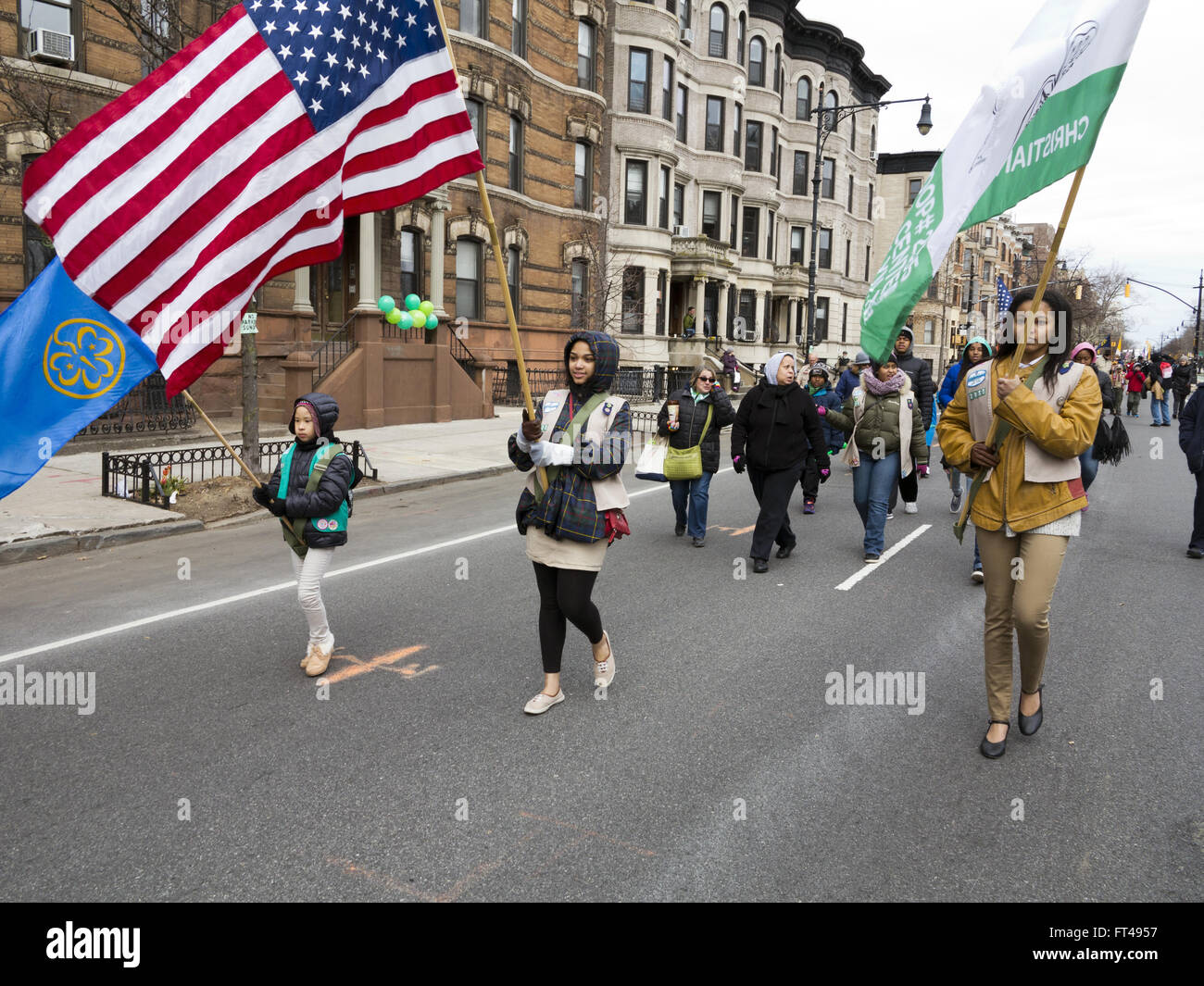 Pfadfinderin Truppe am St. Patrick es Day Parade im Stadtteil Park Slope von Brooklyn, New York, 2016. Stockfoto