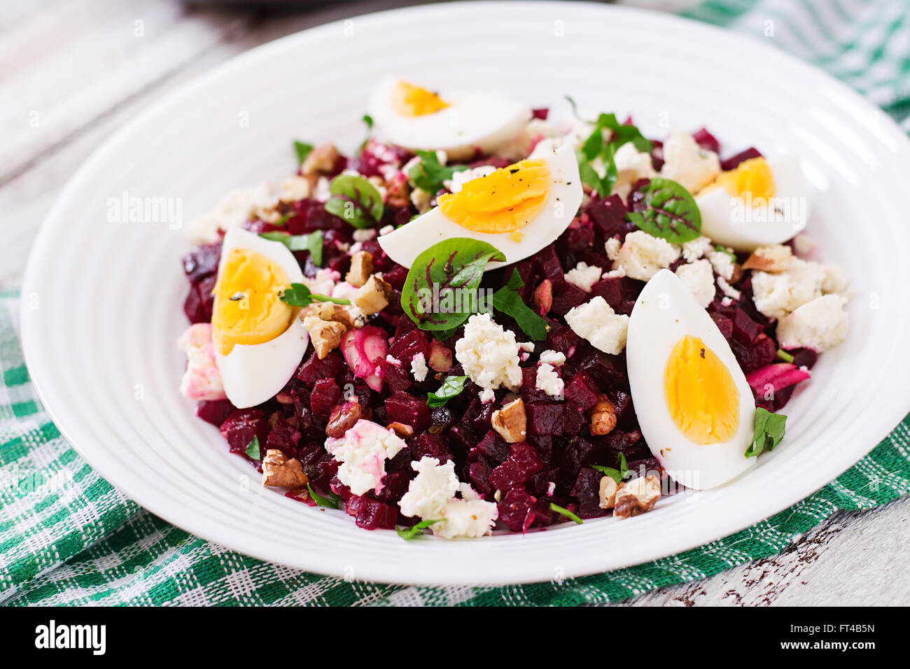 Salat, gebackene Rote Rüben, Feta-Käse, Eiern und Nüssen Stockfoto
