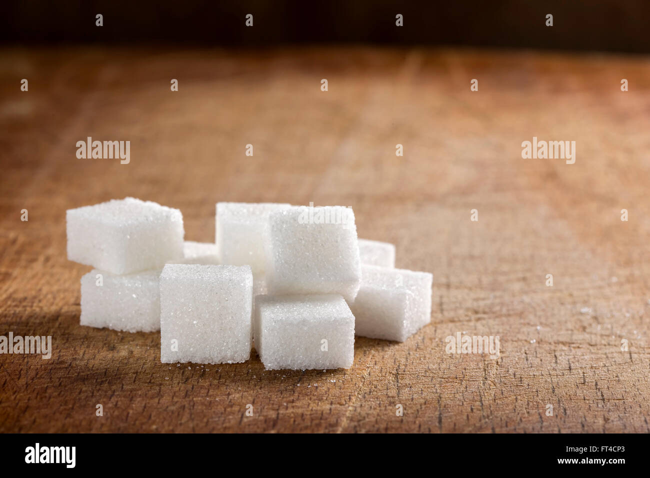 Weißer Zuckerwürfel über hölzerne Hintergrund mit Textfreiraum Stockfoto
