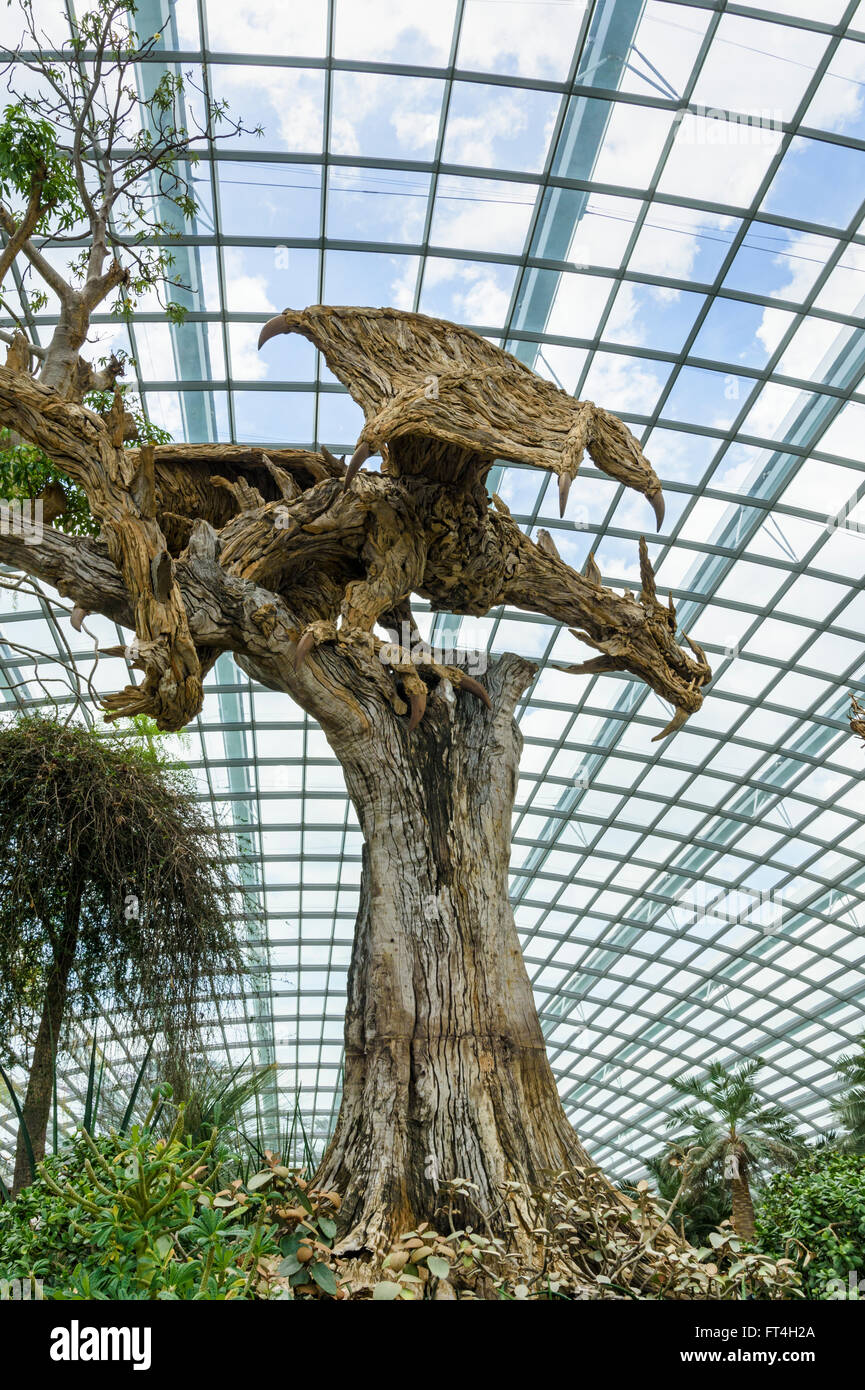 Holz-Stücke in Form eines Drachen in der Kuppel der Blumen in den Gärten an der Bucht, Singapur Stockfoto