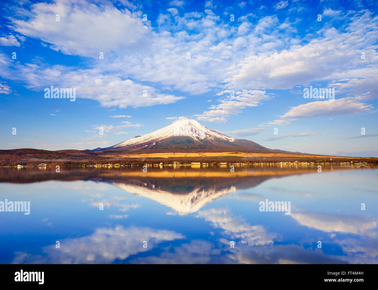 Mt.Fuji mit Yamanaka-See Reflexion bei Sonnenaufgang, Yamanashi, Japan Stockfoto