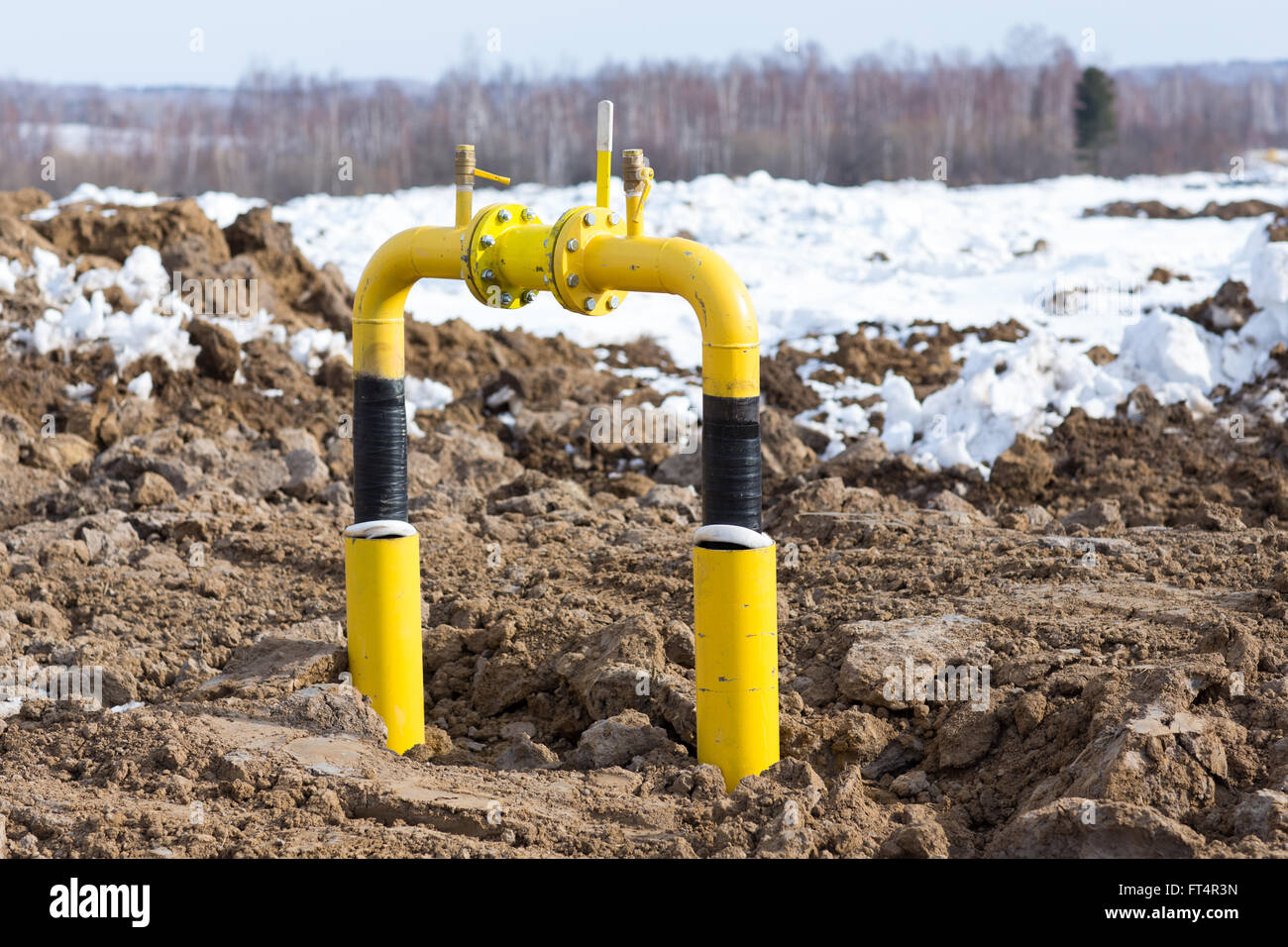 Gelbe Gasleitung unterirdische Verlegung im winter Stockfoto