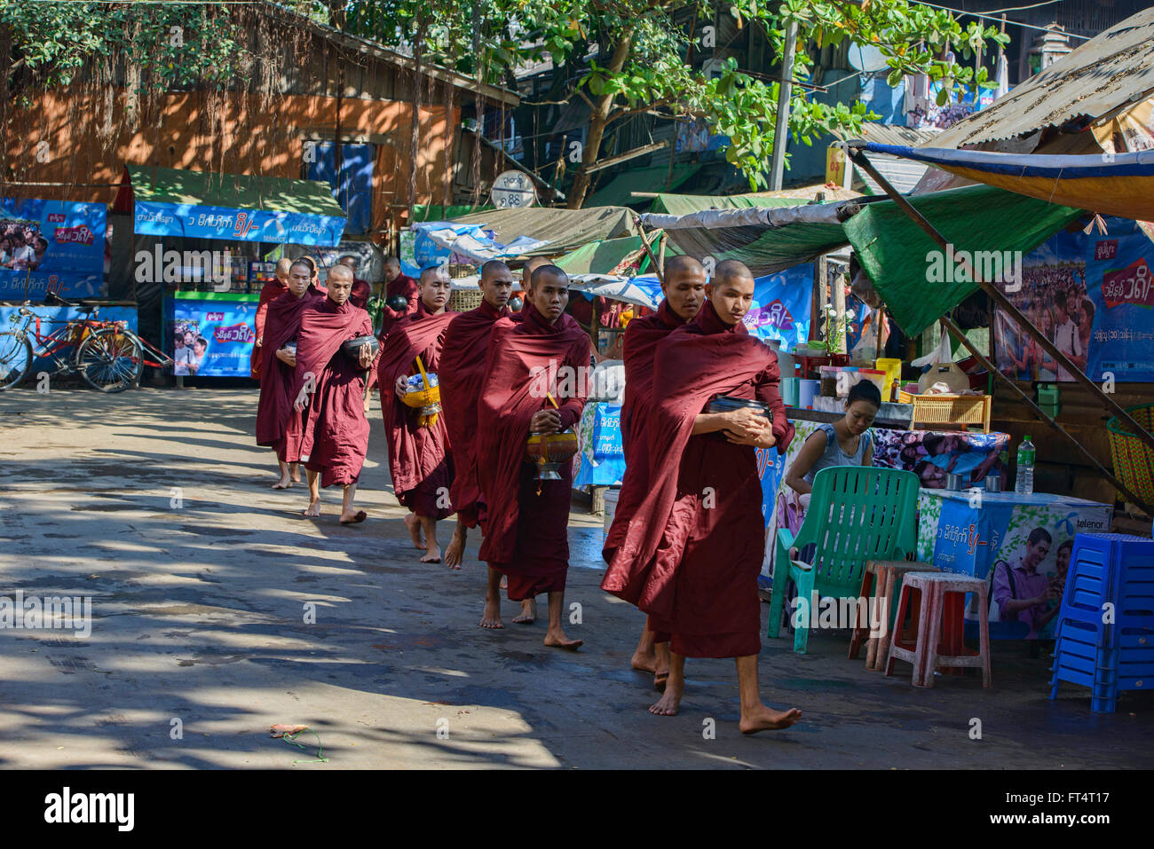 Mönche auf ihre Morgen Almosen runden, Yangon, Myanmar Stockfoto