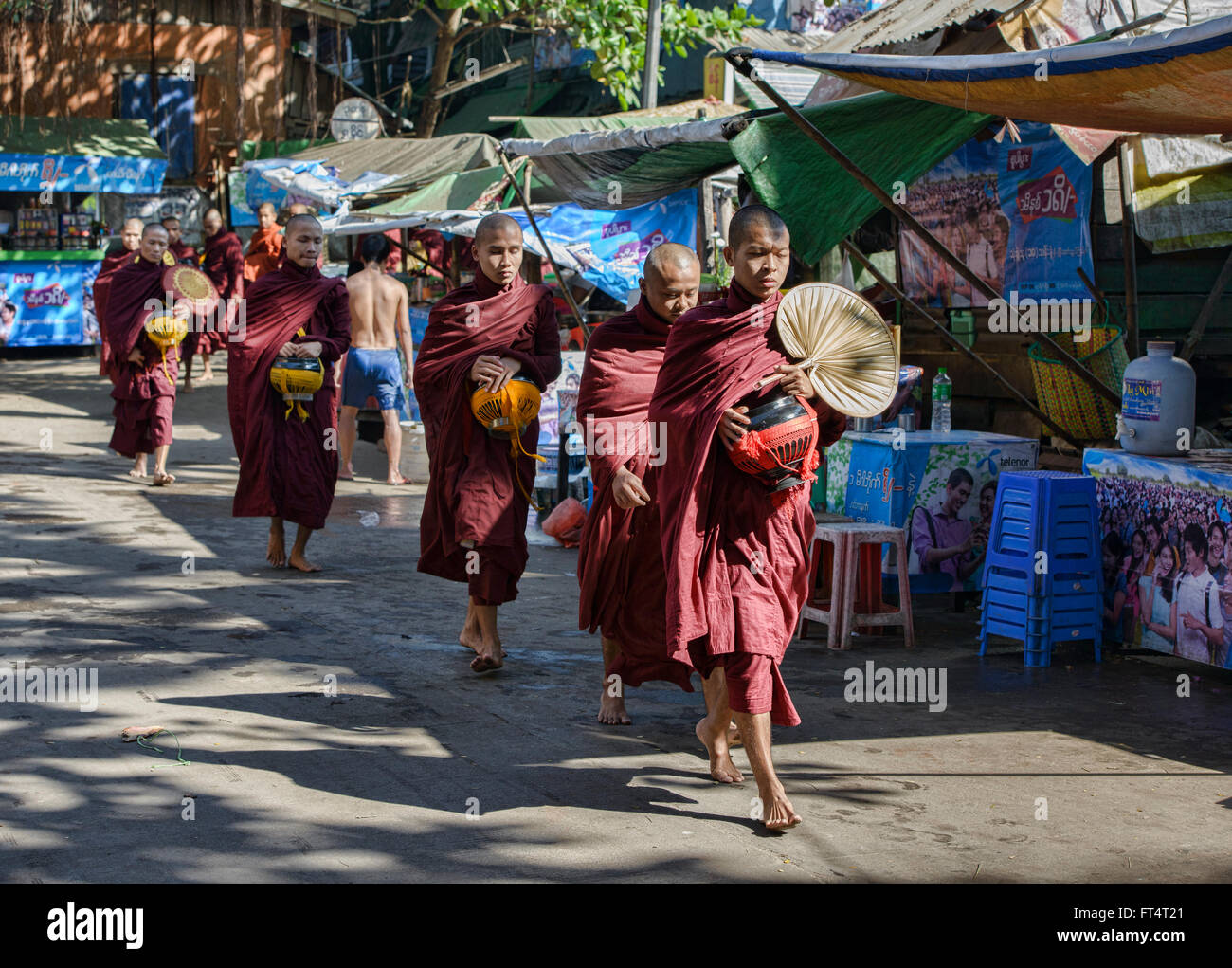 Mönche auf ihre Morgen Almosen runden, Yangon, Myanmar Stockfoto