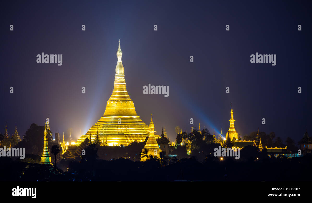 Shwedagon-Pagode in der Nacht, Yangon, Myanmar Stockfoto