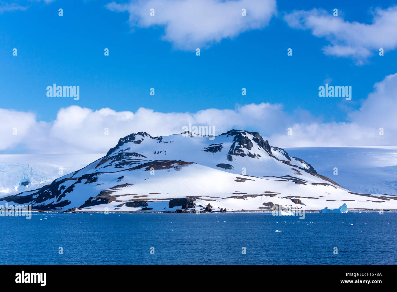 Die Berge der antarktischen Halbinsel, Admiralty Bay, King George Island, Antarktis. Stockfoto